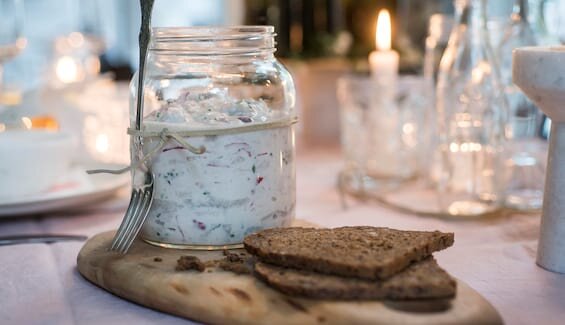 Marynowany śledź z chrzanem i czerwoną cebulą