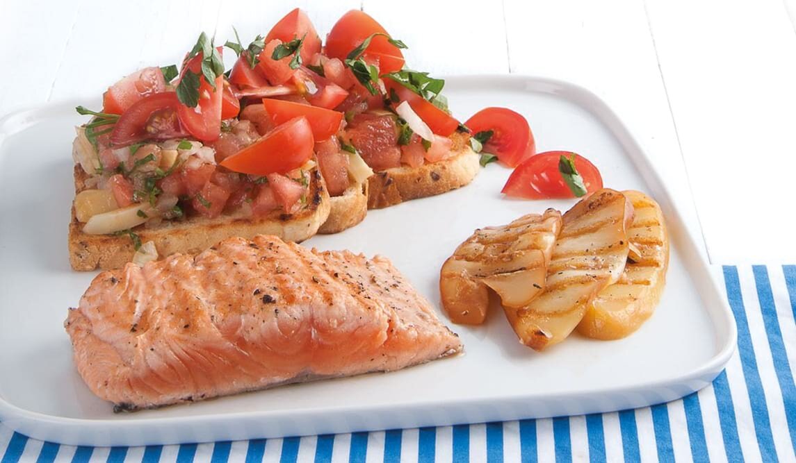 Grillowany łosoś norweski i tosty z salsą z pomidorów i serem typu oscypek