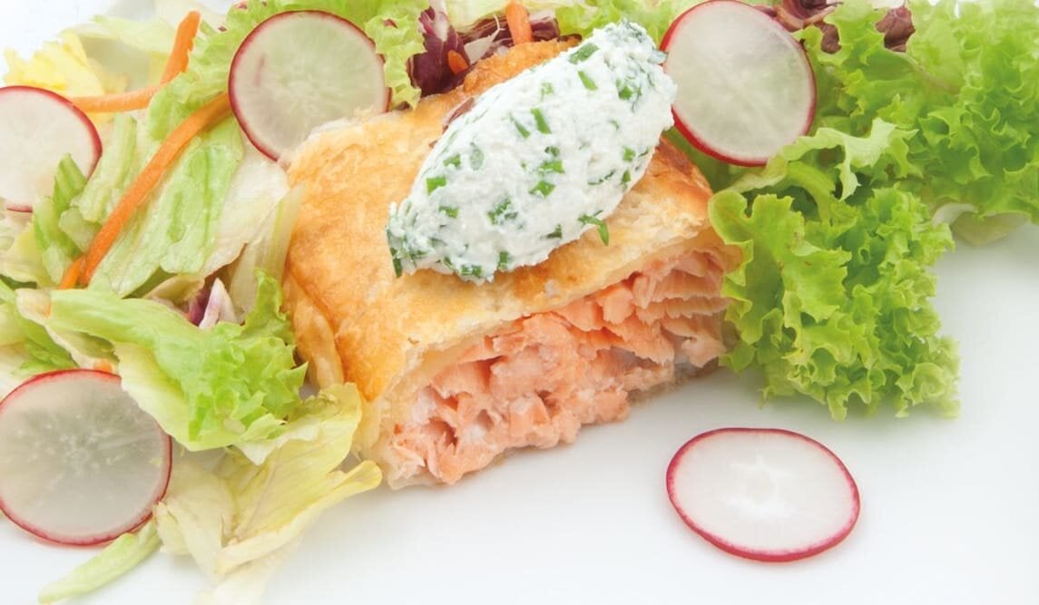 Łosoś norweski zapiekany w cieście francuskim podany z pastą szczypiorkową z serka ricotta i sałatą z dressingiem cytrynowym