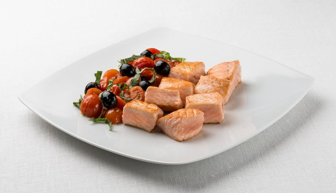 Łosoś norweski w kostkach z pomidorami koktajlowymi, oliwkami i bazylią