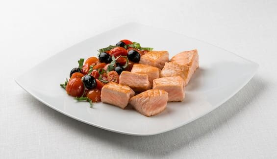 Łosoś norweski w kostkach z pomidorami koktajlowymi, oliwkami i bazylią