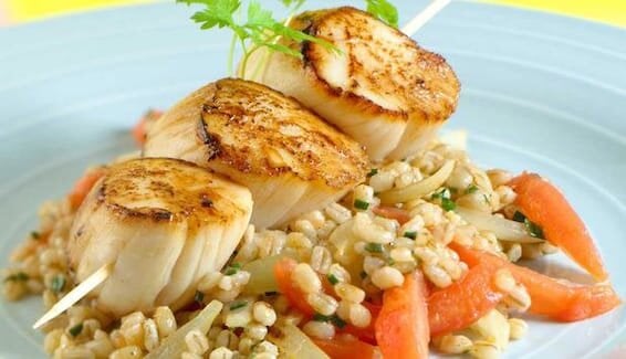 Przegrzebki z sałatką z kaszy jęczmiennej