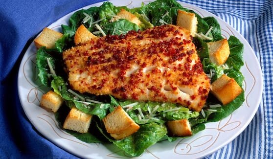 Dorsz z piekarnika podany z sałatką Cezar