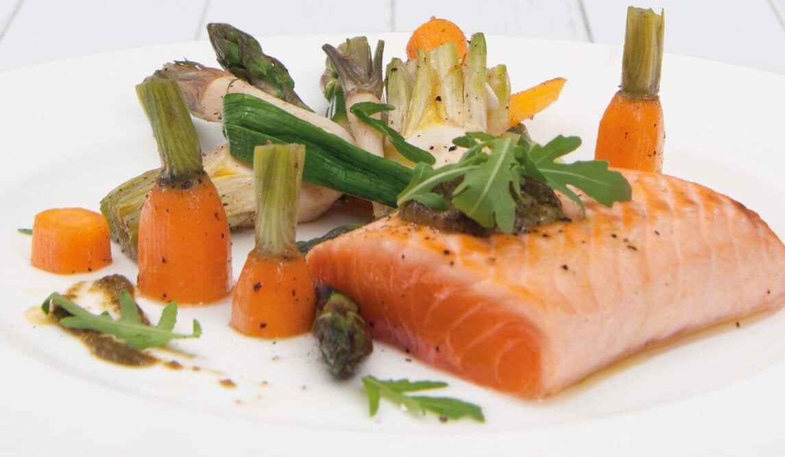 Łosoś norweski z młodą włoszczyzną i sosem miodowo-musztardowym z rukolą