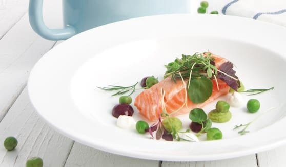 Smażony łosoś norweski z zielonym groszkiem i musztardą porzeczkową