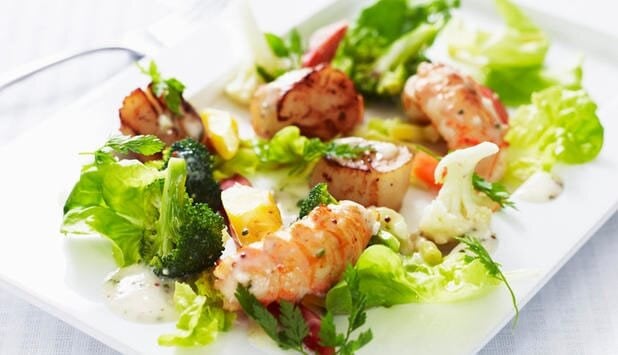 Grillowane przegrzebki z ogonkami krewetek z sałatką na ciepło