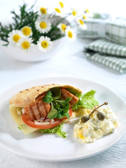 Chlebek pita z grillowanym łososiem