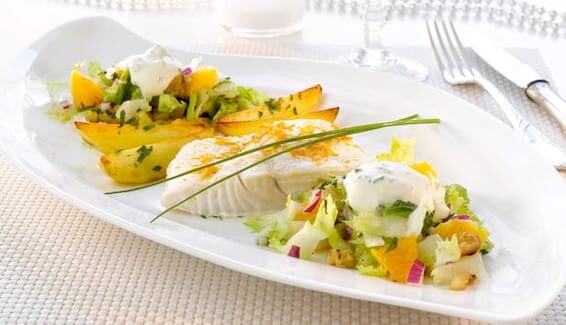 Halibut ze świeżą sałatą i kremem chrzanowym