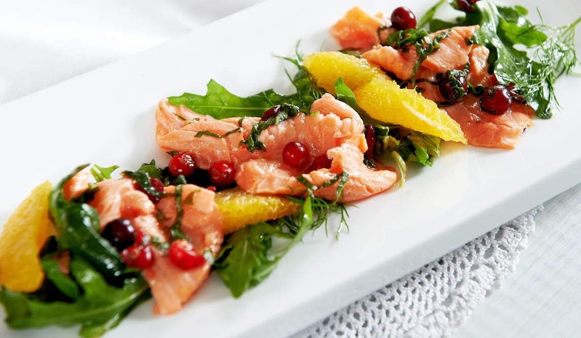 Marynowany łosoś norweski w pomarańczach i żurawinie