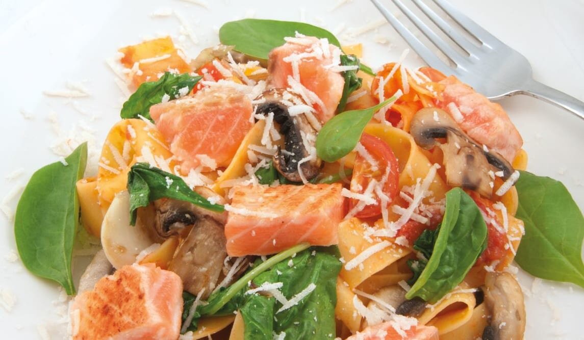 Łosoś norweski i pappardelle ze szpinakiem i pomidorami, z dodatkiem pieczarek i świeżo tartego parmezanu