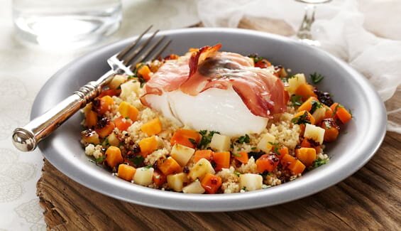 Dorsz pieczony z szałwią i wędzoną szynką