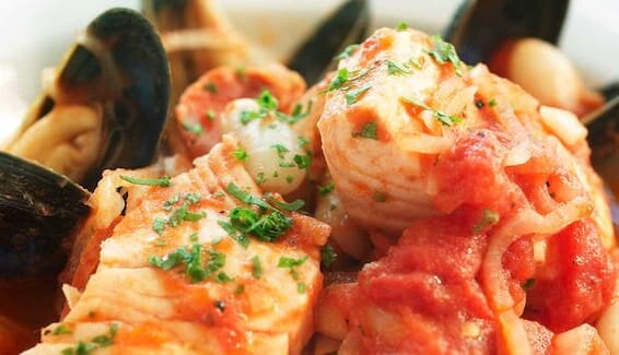 Jednogarnkowa potrawa z łososiem, małżami i chorizo