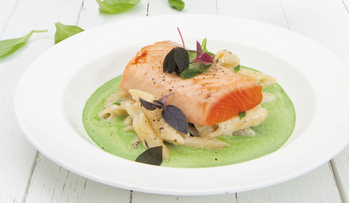 Smażony łosoś norweski na penne z kozim serkiem i sosem szpinakowym