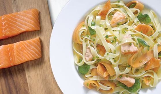Wstążki makaronowe z łososiem norweskim, dynią i szpinakiem