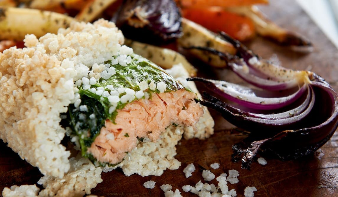 Łosoś norweski pieczony w soli z warzywami z cząbrem