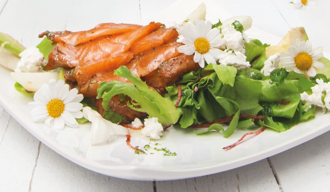 Marynowane plastry łososia norweskiego z sałatą z kruszonką z białego sera