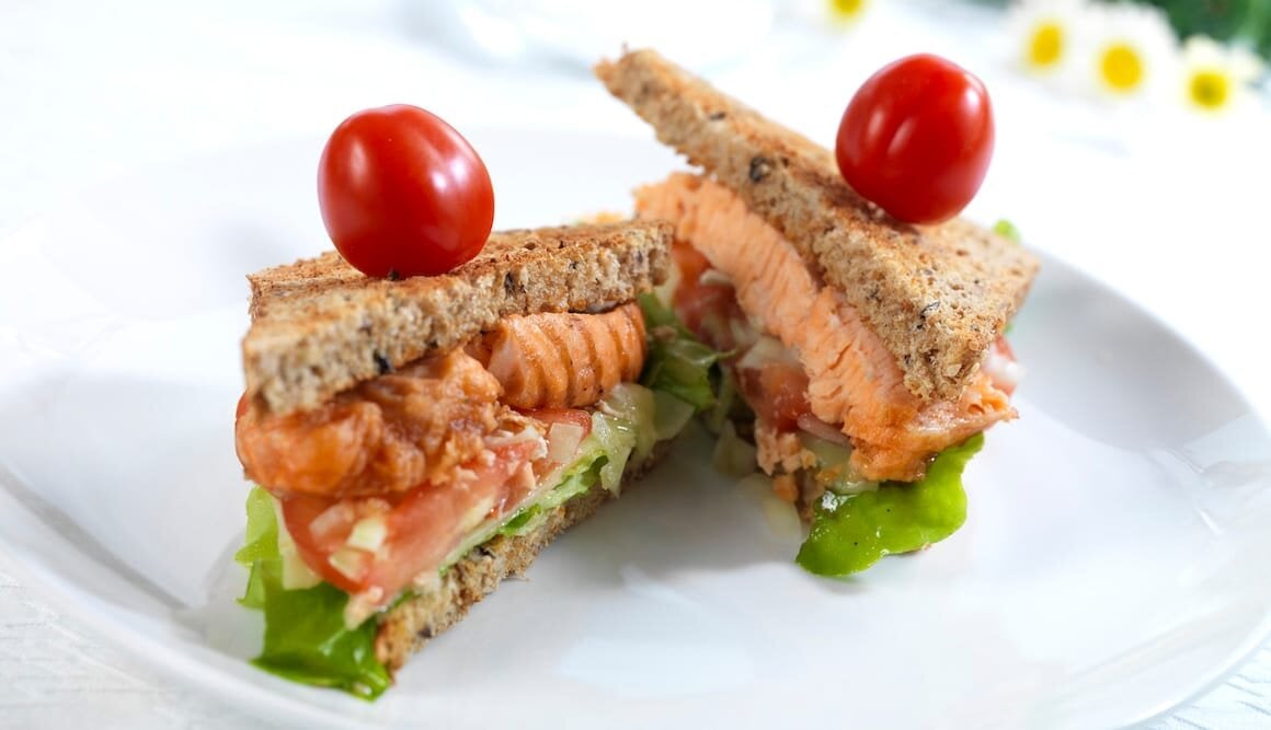 Kanapka z grillowanym łososiem