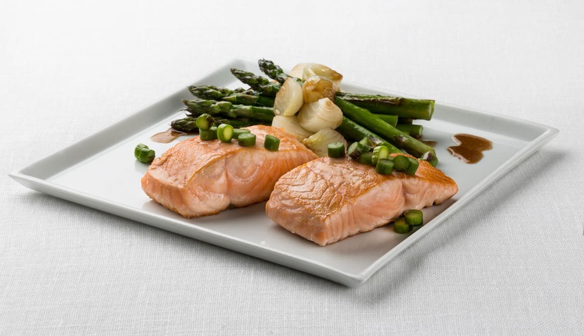 Polędwiczki z łososia norweskiego ze szparagami i cebulą