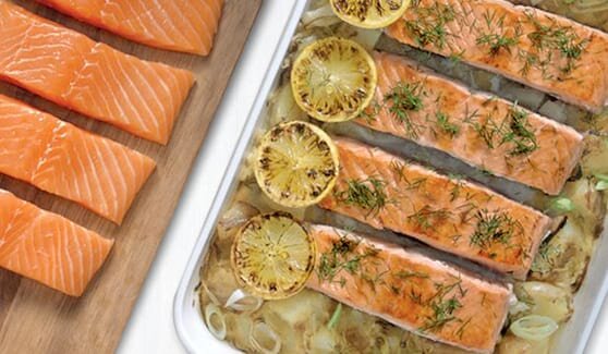 Łosoś norweski z pieczonymi ziemniakami w porach i sosem miodowym