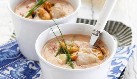 Zupa rybna o smaku pomidorowym