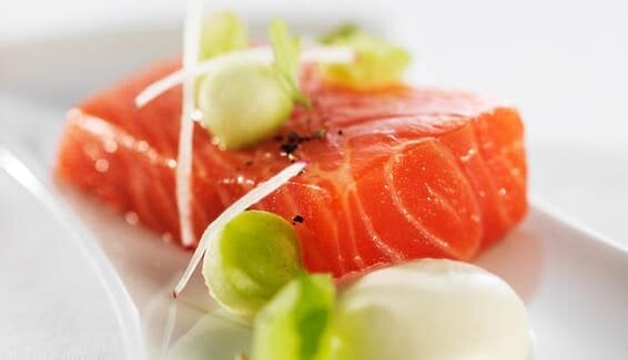 Troć pieczona z kremem z selera i jabłkiem