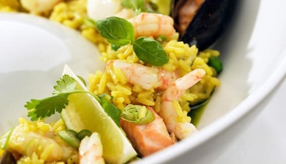 Paella z krewetkami, dorszem i małżami