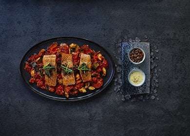 Smażony na patelni łosoś norweski z parmezanem