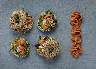 Bajgiel z łososiowym gravlax